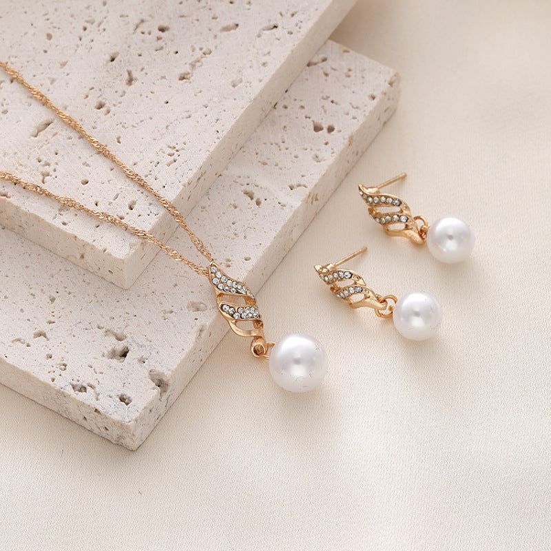 Elegant Pearl Pendant Necklace and Earring Set