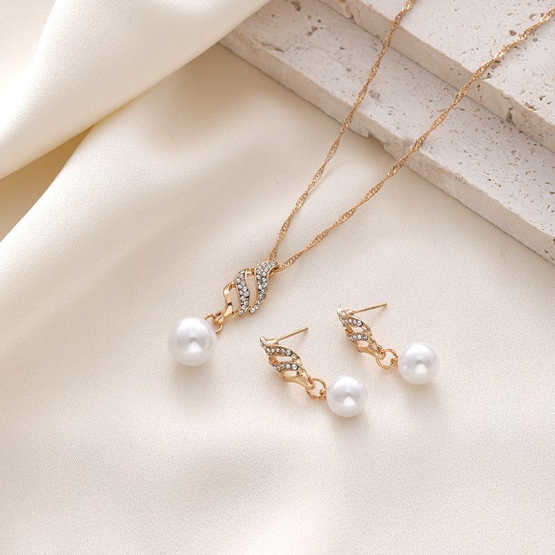 Elegant Pearl Pendant Necklace and Earring Set